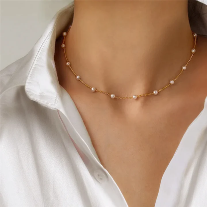 Elegante collar de perlas pequeñas