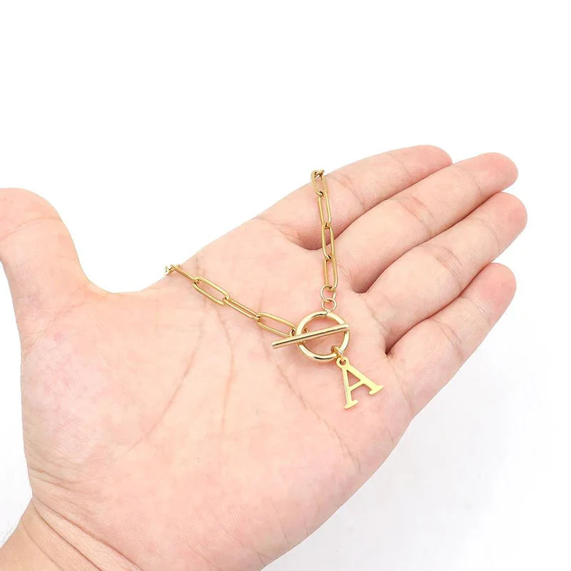 Collar de cadena de clip de papel con inicial y candado circular | Oro