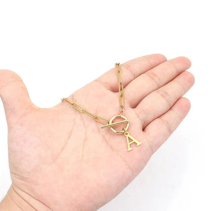 Collar de cadena de clip de papel con inicial y candado circular | Oro